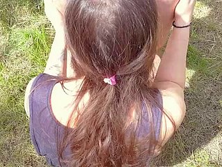 隣人が私のために彼女のパンストを引き裂き、彼女に彼女の猫にクリームパイを与えるために戻ってきました