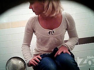 Video voyeur di successo del bagno. Visualizza dalle suited to telecamere.