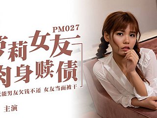 Mahu lady-love saya? Gadis Asia kecil mahukan ayam besar di hadapan teman lelakinya - remaja Asia