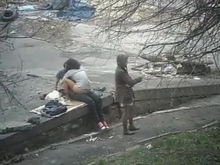 Sesso pubblico per strada