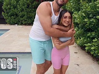 فتاة صغيرة ورجل ضخم يلعبون شقيًا بجوار المسبح