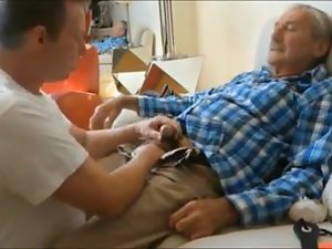 Dziadek cieszyć loda przez młodego człowieka