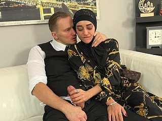 Słodka kobieta w hidżabie przymierzała kutasa sprzedawcy zamiast nowych ubrań