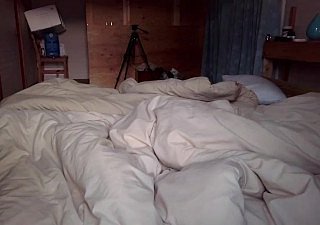 Airing het slipje van je vrouw uit en breng het in. Ochtendroutine: ze is een dode vis