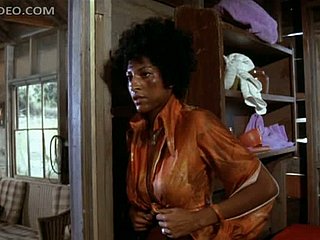 Delice Busty Abanoz Babe Pam Grier Yırtık Giysiler İçinde Kendini Çözüyor