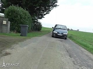 Frigid vraie femme de ménage rousse et potelée se fait brancher avant de fournir une branlette avec une fin heureuse à grand-père
