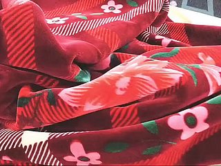 Tôi chơi với âm hộ của chị kế khi cô ấy đang nằm nghỉ trên giường