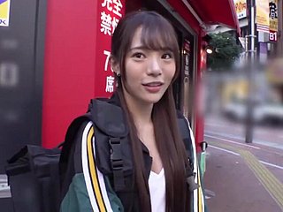 Seorang Asia kecil molek dengan alat penggetar dalam farajnya berjalan di sekitar bandar dan mendapat seks yang keras.