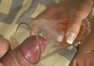 ブルネットのトランペットのイザベルが汚いポルノビデオで小便を飲んでいる