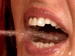 Nena morena lasciva se llena freeze boca de orina después de una follada anal