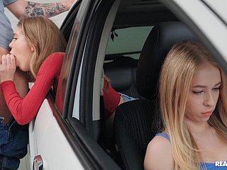 A cadela russa é fodida em um carro pelas costas da amiga.
