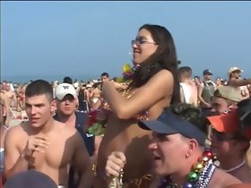 Berkelip gadis pihak mendapatkan meraba di pantai