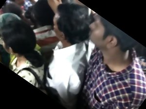 チェンナイバスで痴漢大きなお尻の女の子の叙事詩。 DONT Abort