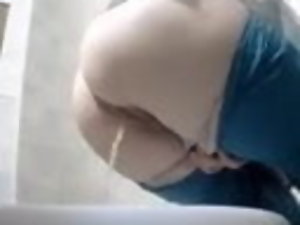 成熟した医師は、トイレでおしっこ！強力なストリーム！隠されたカム！