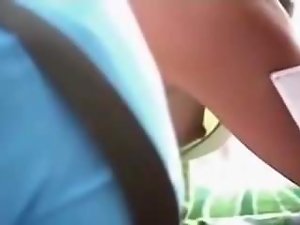 Downblouse Sideview Fat Nipples au Bar, Café