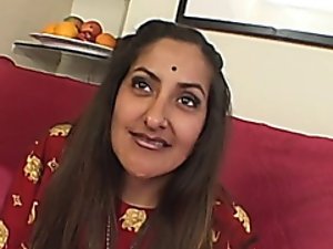 sexy MILF indiano con grandi tette naturali e grande culo rotondo take triad