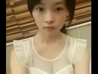 Une jolie adolescente chinoise dansant sur webcam