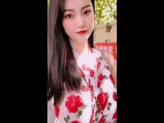 میٹھی Busty غیر عریاں