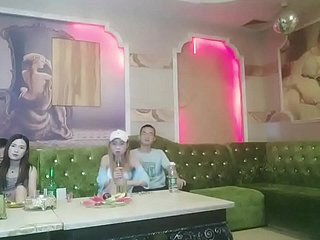 Chinese KTV unnatural groepsseks zittende spread out 4p