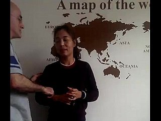 Un uomo americano, sua moglie cinese e un ragazzo cinese tre file a Dongguan