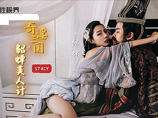 Une chinoise aux gros seins magnifiques suce une grosse chew très profondément et baise en levrette avec du sperme