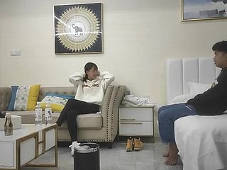 Eine schöne Frau geht raus, um ein Haus zu eröffnen. Chinesische Frauen sind sehr glücklich