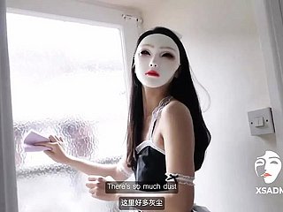 Pequena prostituta asiática gostosa dando hj para uma garota super sexy com peitos pequenos.