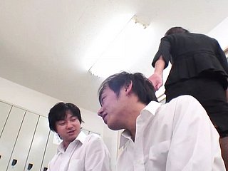 中国人教師がジムでファックする