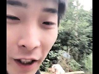 猥琐男娶了一个面容姣好的越南媳妇。美丽的越南女人在乡村很会做饭、做饭，在床上干体力活也很能干。