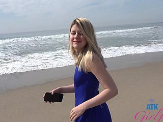 デズ・ハンセンは友人に優しく指で弄られて楽しんでいる