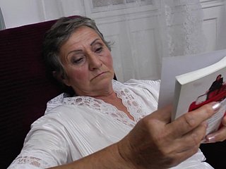 Cette grand-mère excitée se masturbe tous les jours de chilled through semaine
