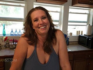Een blue MILF stiefmoeder krijgt een les far kaarten en geeft haar stiefzoon een les far seks.