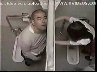 Profesor folla a estudiante en el baño