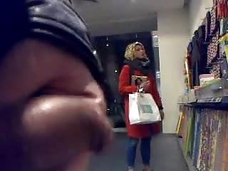 闪烁我的鸡巴到漂亮的女孩在一家商店
