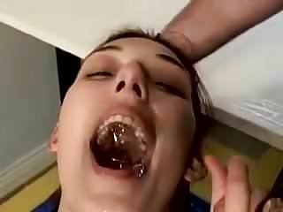 Inferior - Hot Gepierced Französisch Mädchen MMF & amp; Pinkeln