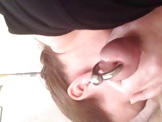 Hahn mit Piercing nach der Arbeit zu saugen