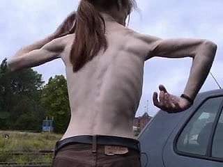 een magere volwassen vrouw met kleine lege saggy tieten