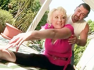 Granny Fucks nuevo commandant de Yoga