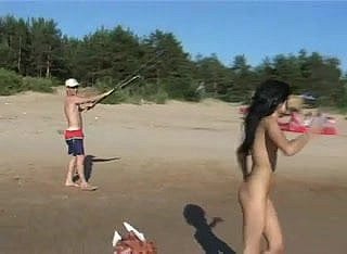 Sehen Sie sich go to meet one's Maker Titten im Wasser von diesem FKK-jugendlich