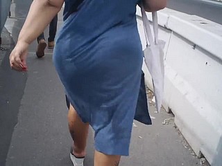 Openly blu pest araba in strada.
