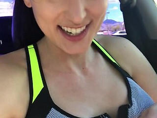 Phòng tập thể dục Slut Fingers Fat Pussy của cô ở bãi đậu xe