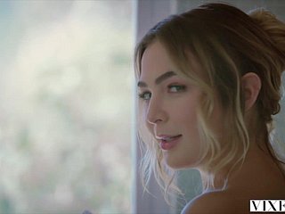 VIXEN肯德拉桑德兰和布莱尔·威廉姆斯分享一只公鸡