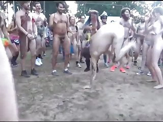 Dia suka menari berbogel di khalayak ramai, saya suka wanking atas beliau