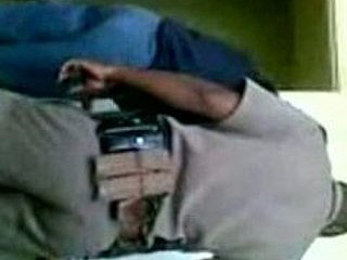 شرطي وأحد الحراس