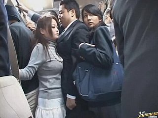 混雑バスでフェラを与えるいたずらなアジアの女子高生