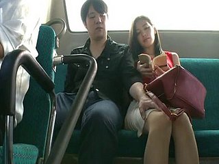 chết tiệt nào trên xe buýt làm cho Miyuki Yokoyama kiêm cứng