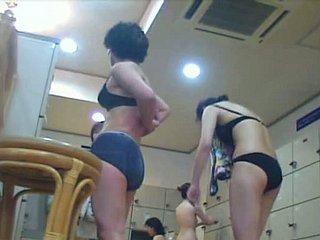 这些女人怎么也料不到，有一个隐藏的摄像头在更衣室