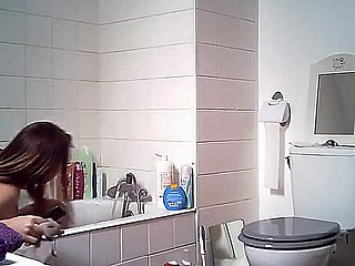 overprotect sœur est pisse et le bain